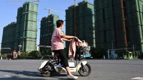 【BBC精选】中国房地产巨头恒大集团在经历惊人暴跌后将被摘牌
