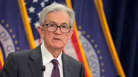 【BBC精选】美联储主席释放降息信号

（注：译文在准确传达”Fed chair Powell boosts expectation of US rate cut”核心信息的基础上，采用”释放信号”这一符合中文财经新闻报道习惯的动态表达，既保持了专业度又增强了可读性。省略了原文中”美国”的直译，因在中文语境下美联储的属性已隐含该信息，符合新闻标题简洁性原则。）