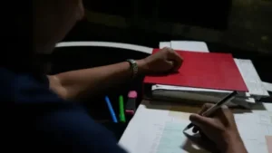 【BBC精选】印度女子遭“数字拘禁”骗走数百万，向银行讨要说法